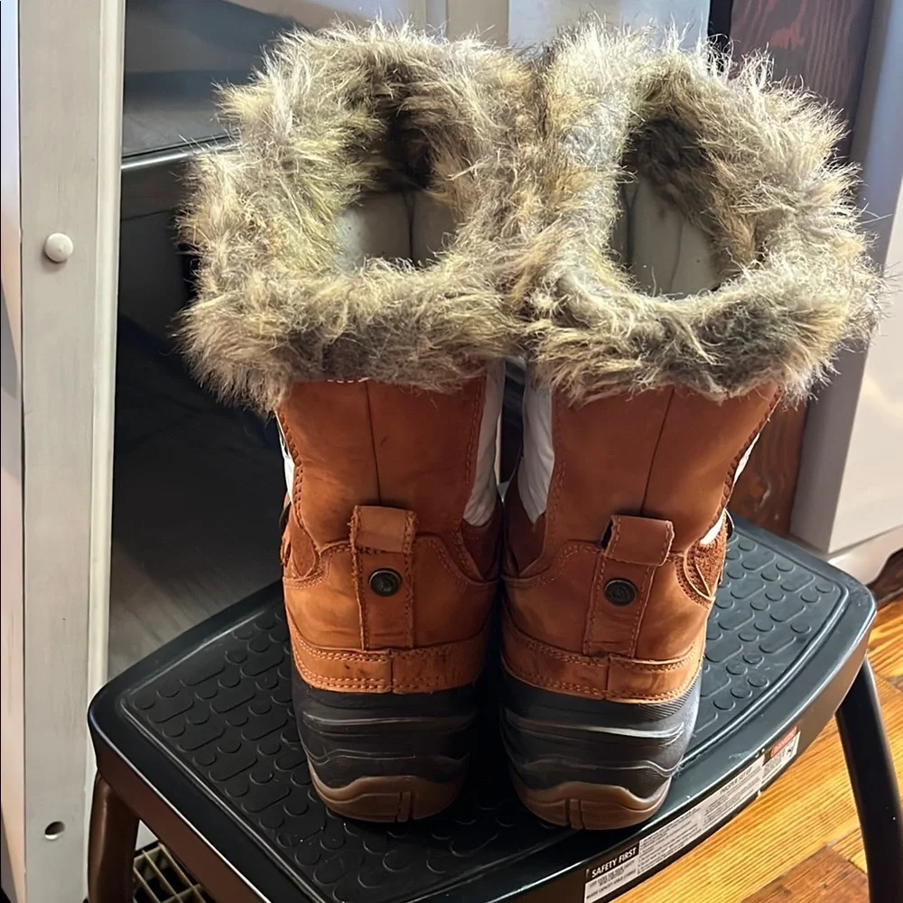 The North Face Tan and White Winter Boots - Picture 4 of 11